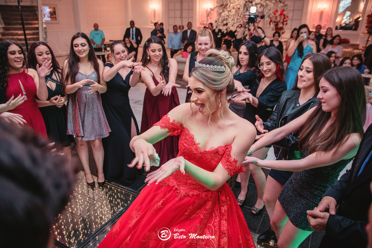 Aniversário de 15 anos - Foto e Filmagem - Debutante - Estúdio Beto Monteiro - Curitiba - fotografo de 15 anos - sessao de fotos - book de fotos - book de 15 anos - fotografo - leticia vieira - castello reale - pedro aquino - soul - vestido vermelho