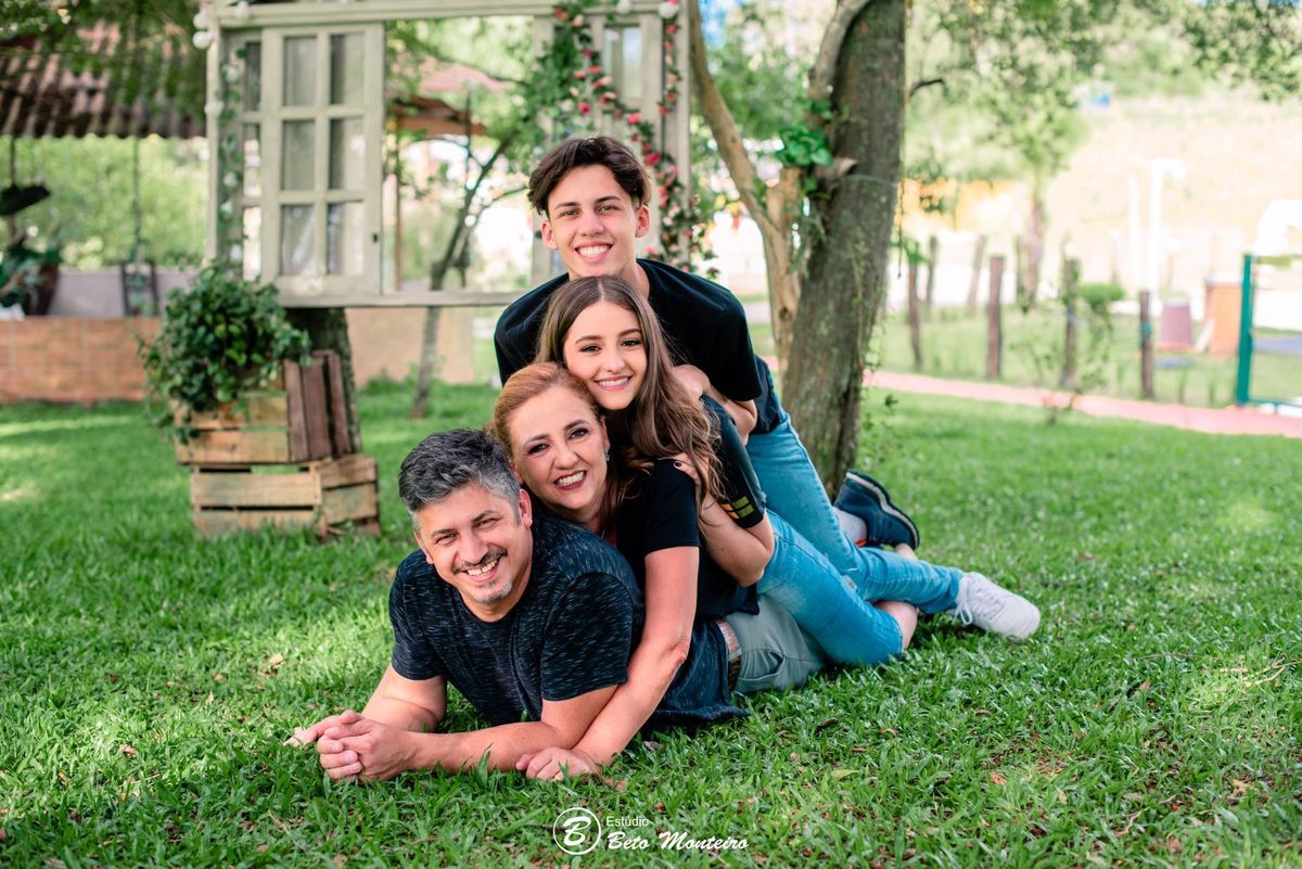 Aniversário de 15 anos - Foto e Filmagem - Debutante - Estúdio Beto Monteiro - Curitiba - fotografo de 15 anos - fotógrafa - sessao de fotos - book de fotos - book de 15 anos - fotografo - chácara happy ranch - vestido - Ellen