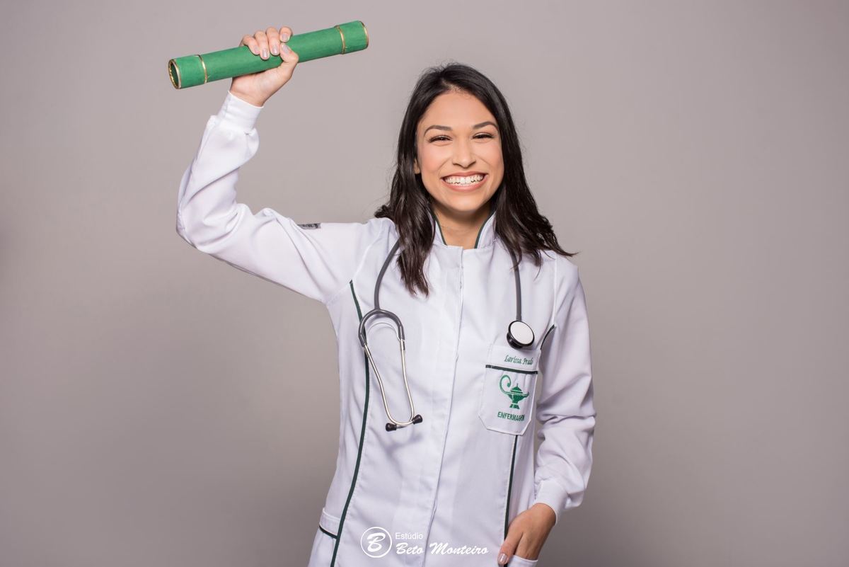 book feminino - book formanda - sessão de formatura - book formanda em estúdio - larissa prado - enfermagem - sessão de enfermagem - formatura de enfermagem - book formandos curitiba - faculdade - universidade - utp