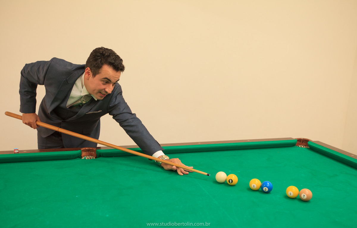 noivo jogando sinuca