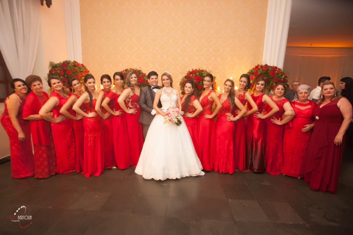 Noivos com madrinhas