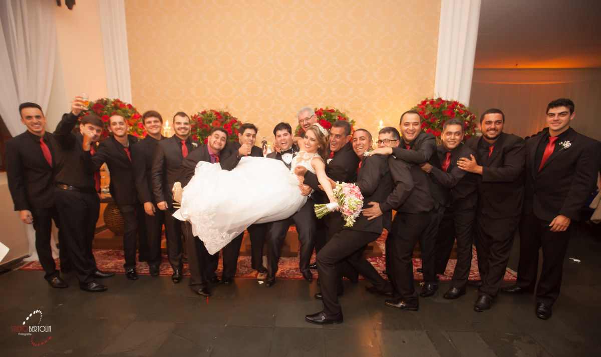 Padrinhos carregando a noiva