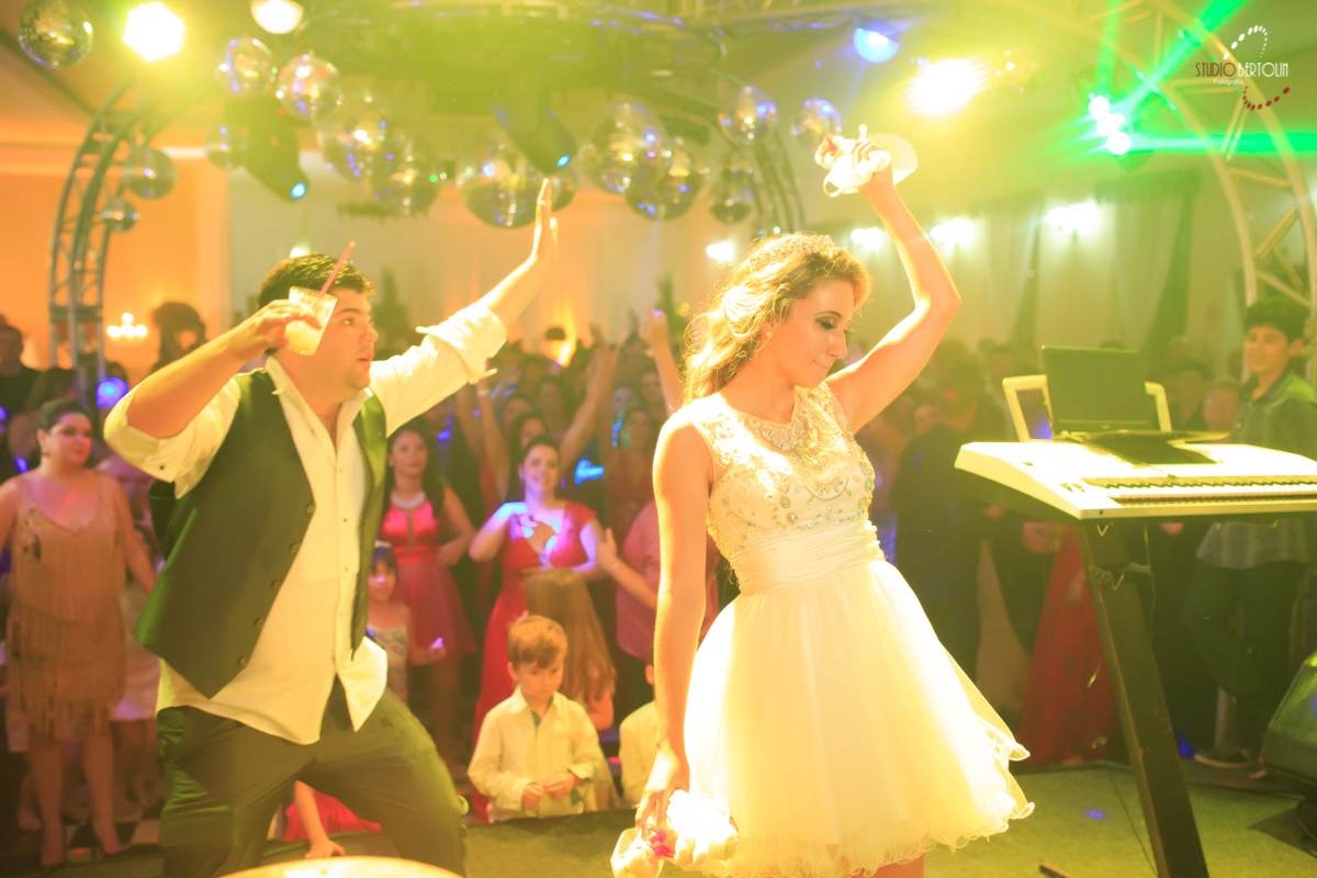 Noiva jogando buquê