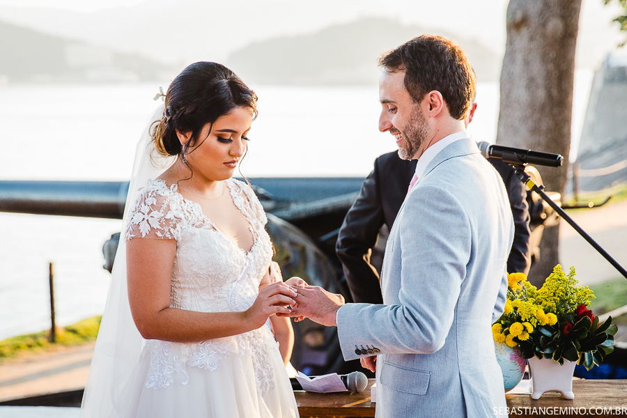 fotos de noivos no por do sol em casamento no zefiro em niteroi