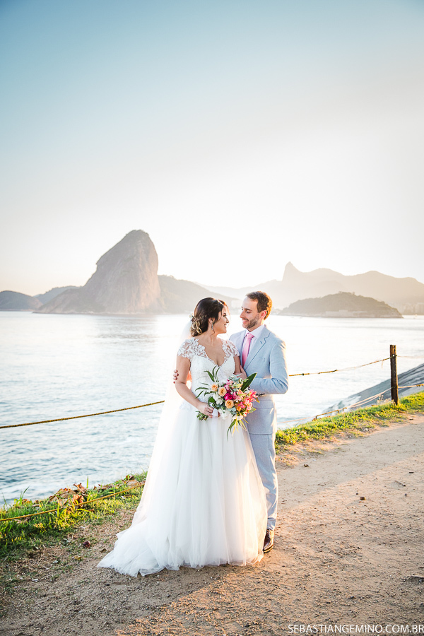 fotos de noivos no por do sol em casamento no zefiro em niteroi