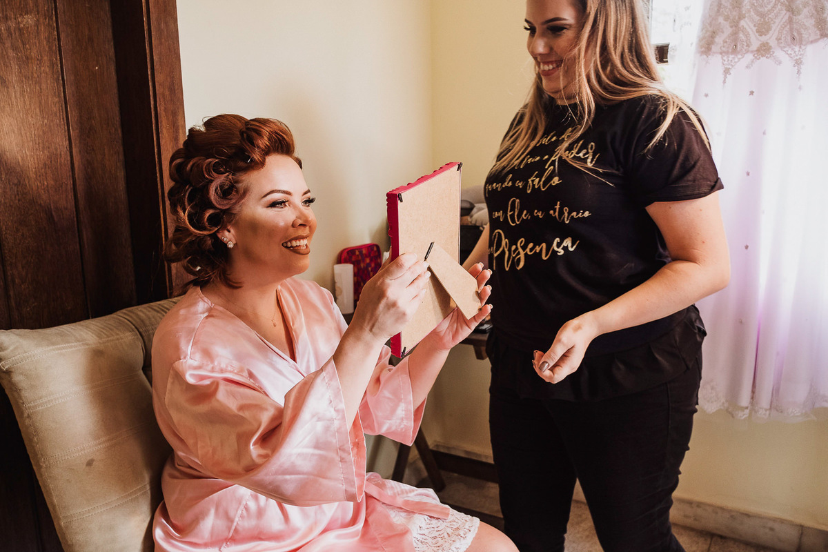 noiva fica feliz com o resultado da maquiagem