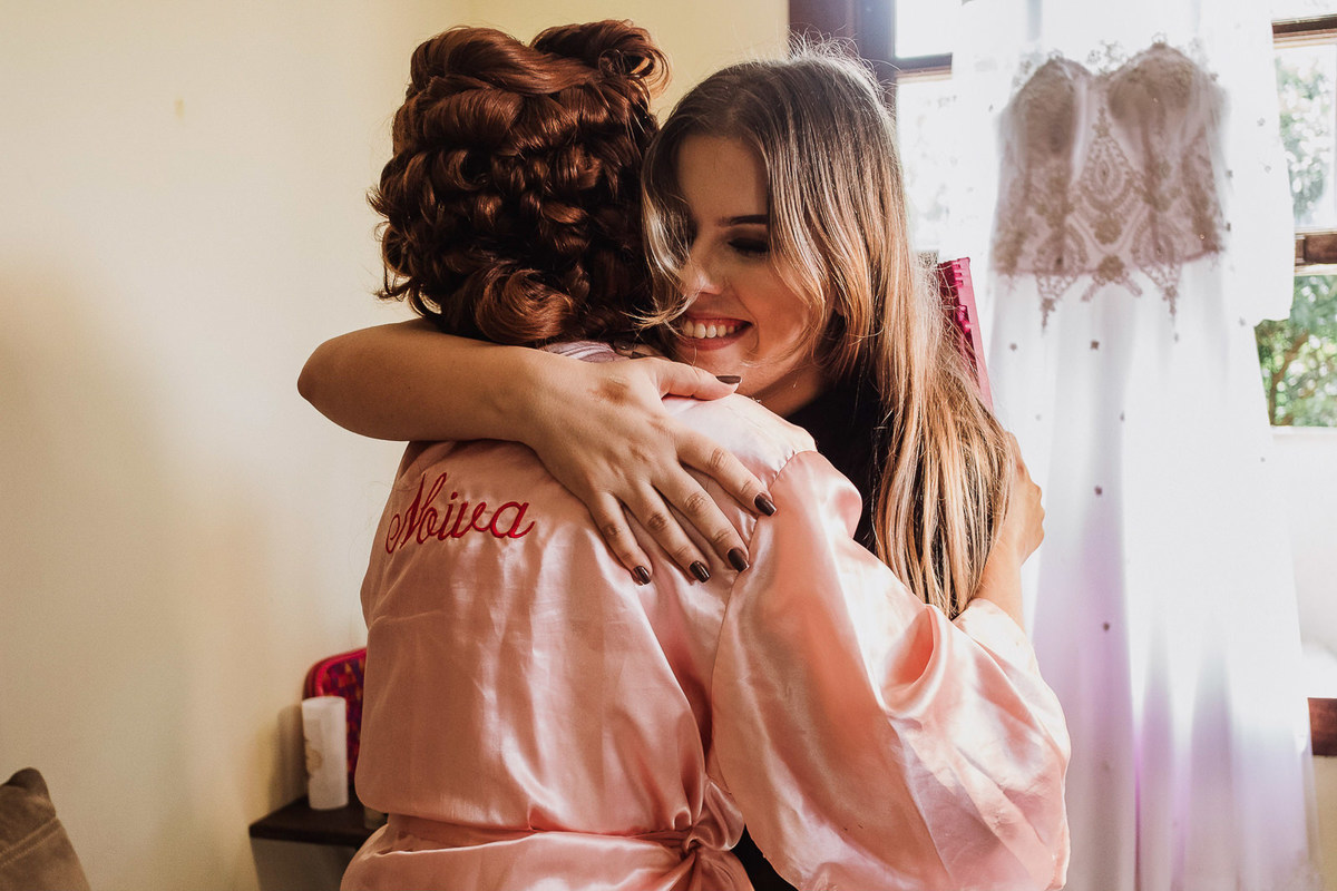 noiva abraça maquiadora