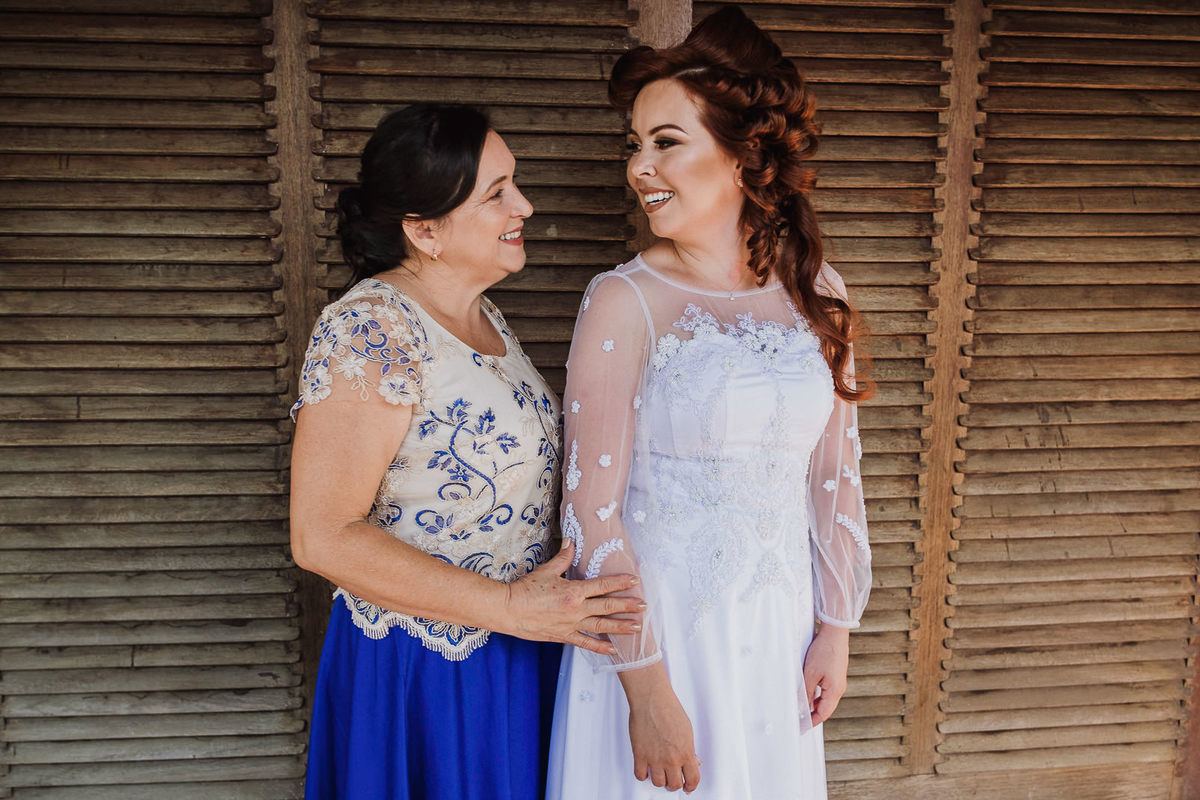 mãe e noiva se olham