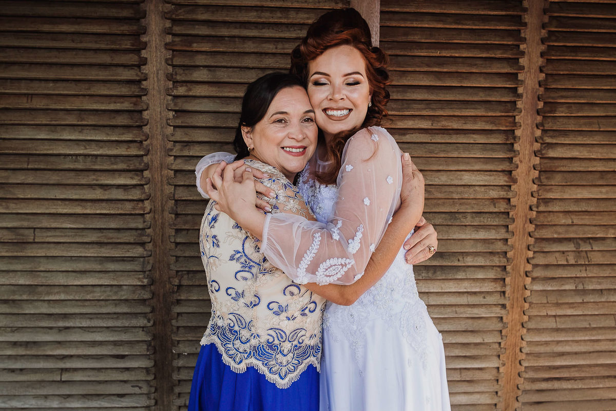 mãe e noiva se abração