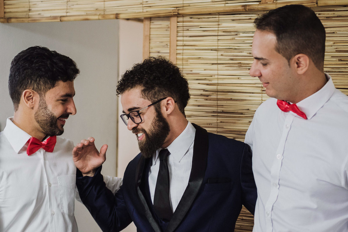 amigos do noivo dão o ultimo abraso antes de irem para o casamento