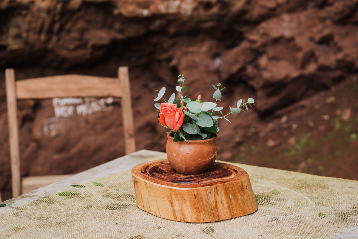 detalhe do toco de árvore da decoração de casameto no parque das mangabeiras