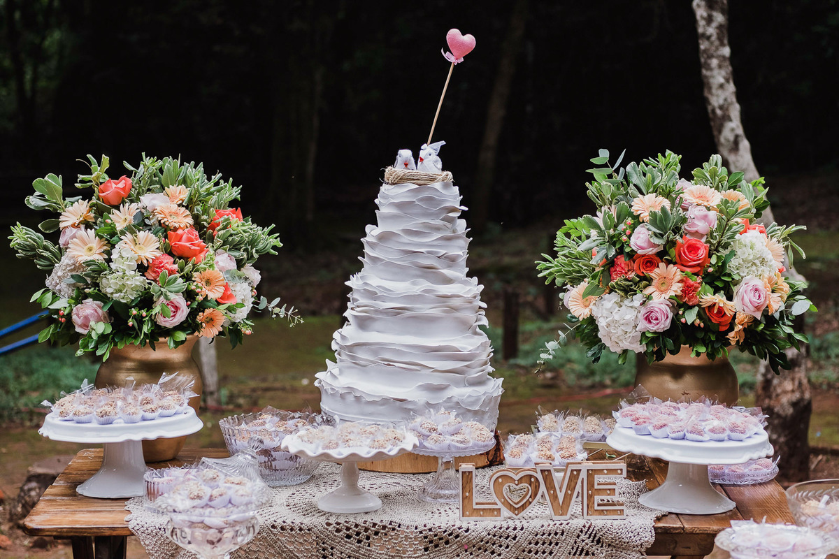 mesa de bolo na recepção de casamento no parque das mangabeiras