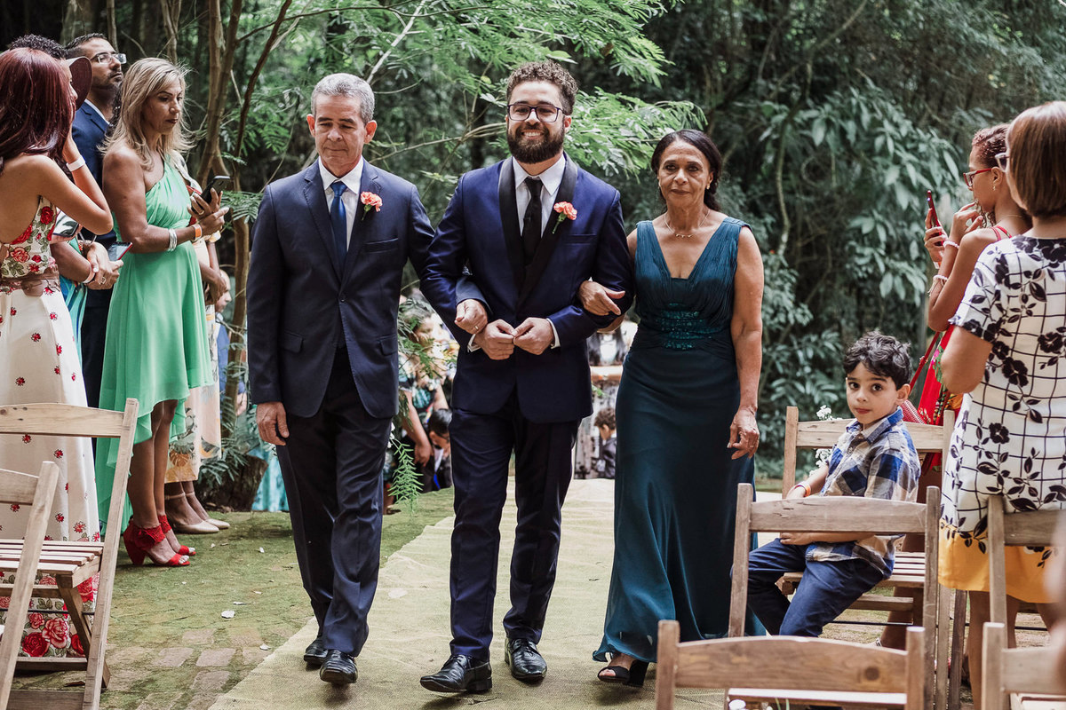 entrada do noivo com os pais em cerimônia de casamento no parque das mangabeiras