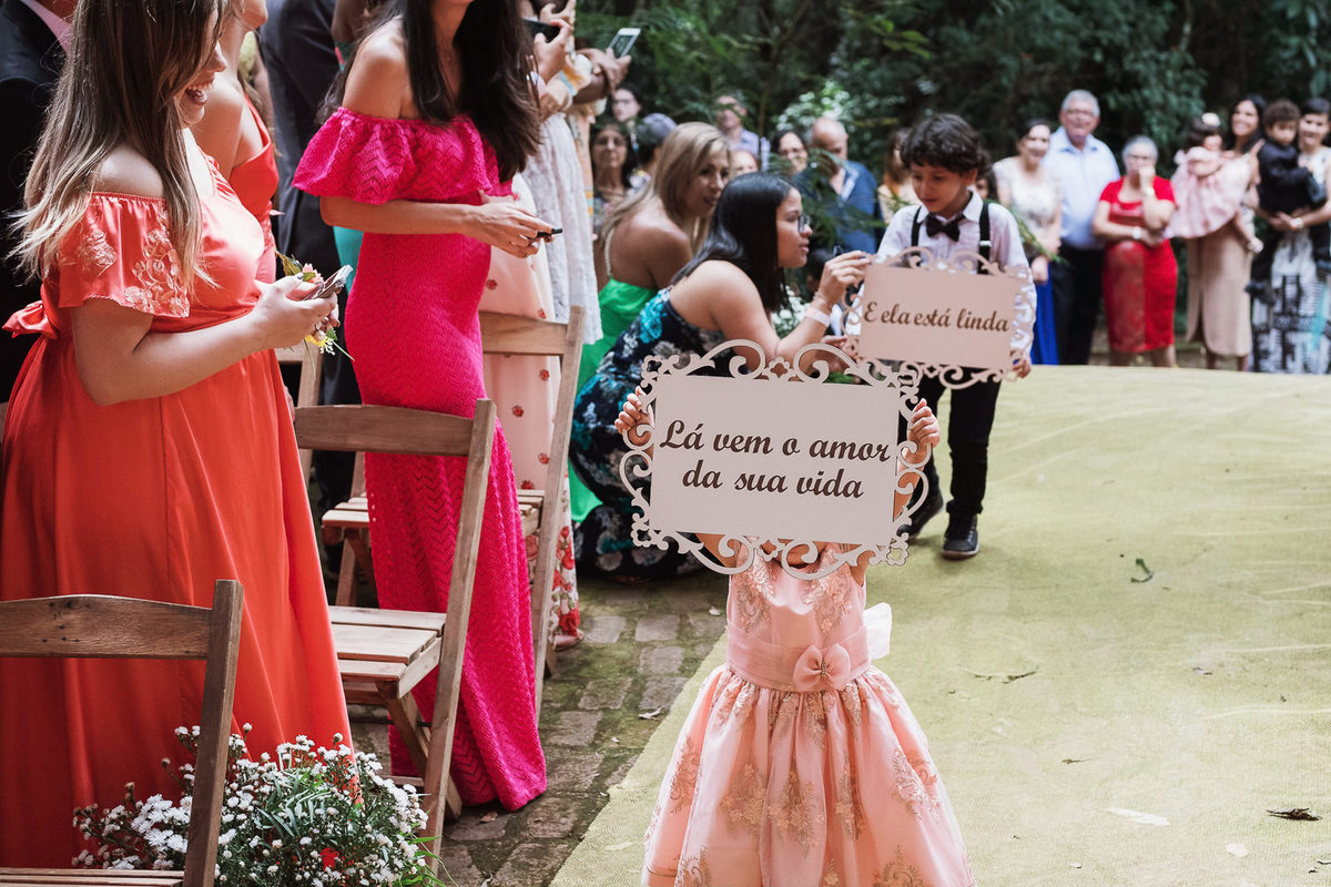 entrada das plaquinhas em em cerimônia de casamento no parque das mangabeiras