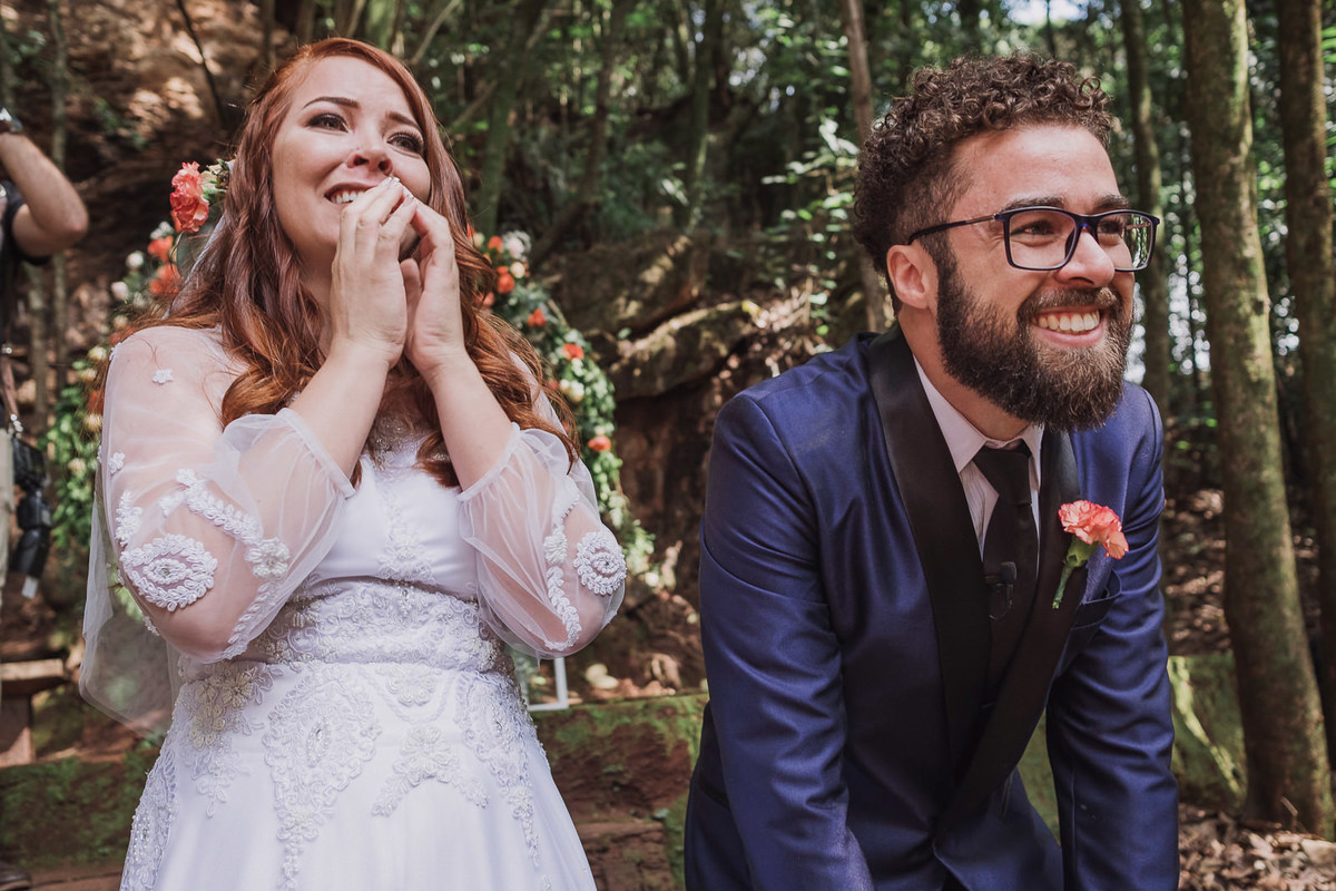 noiva chora ao ver sobrinha entrar em sua cerimônia de casamento