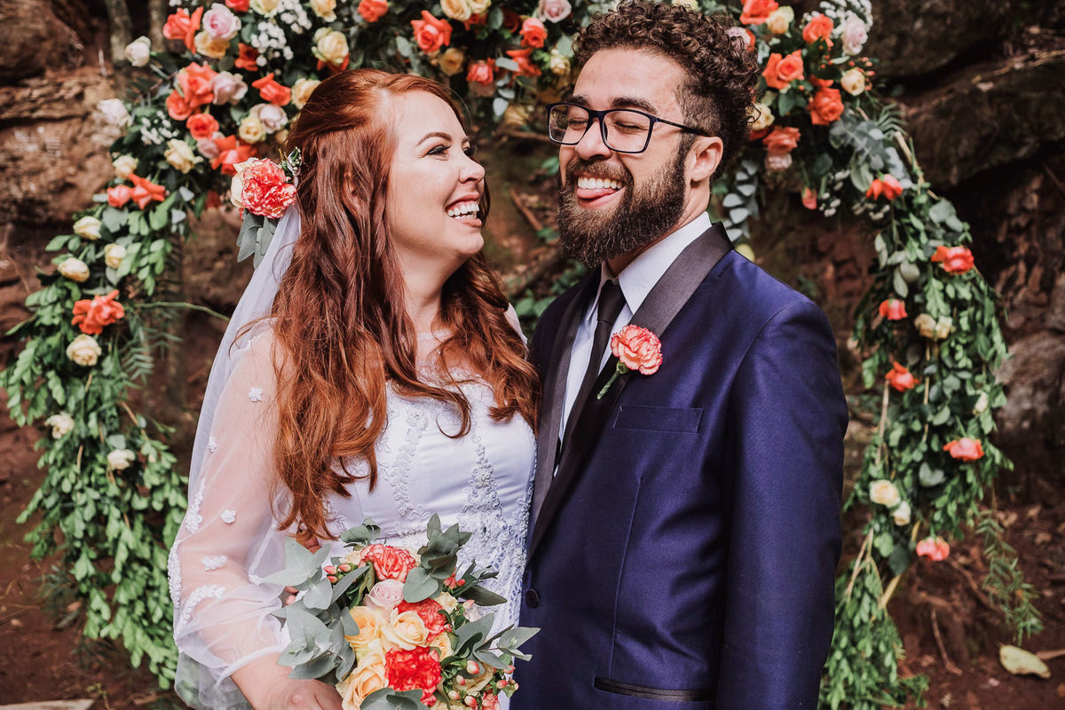 noivos se divertem em mini ensaio após a cerimônia de casamento