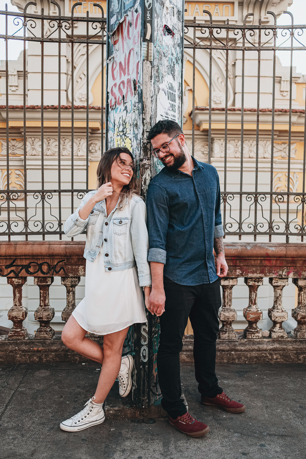 casal apaixonado dão as mão