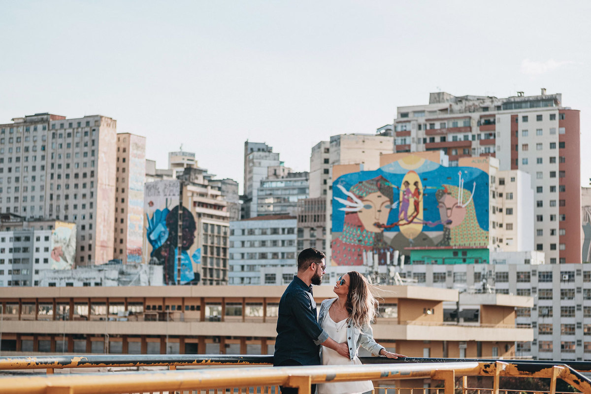 casal apaixonado e vista do centro de belo horizonte