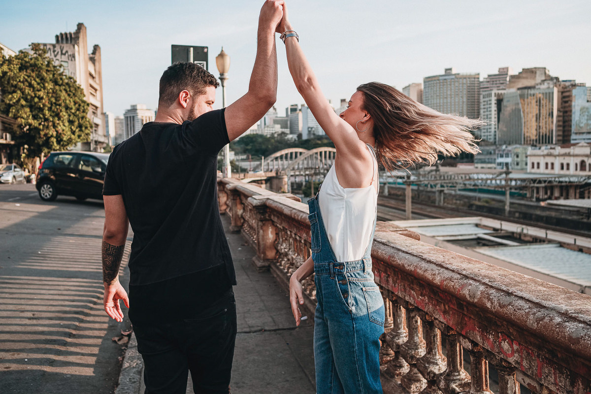 casal em rua sapucaí