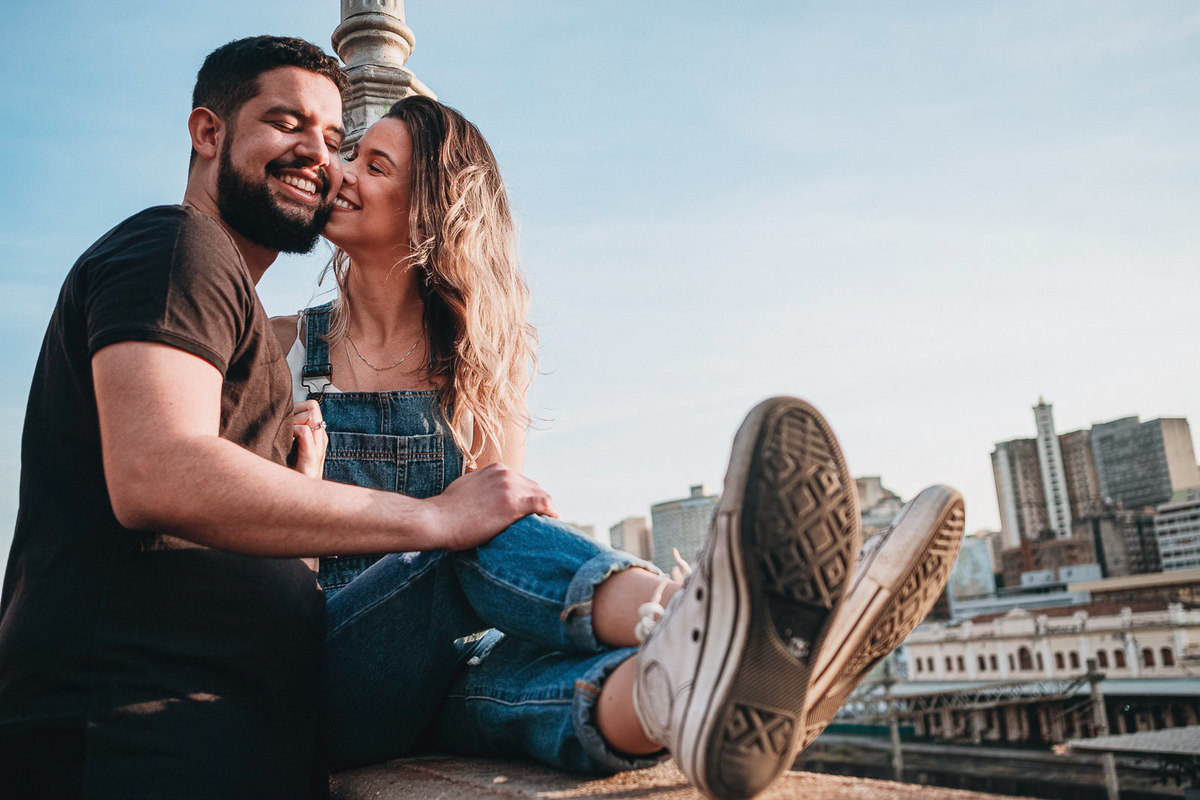 beijo apaixonado de casal na rua sapucai