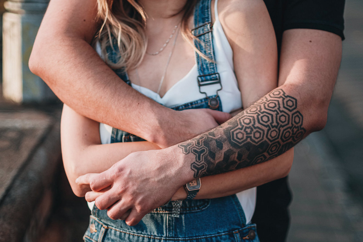 abraço em ensaio de casal pre wedding rua sapucaí