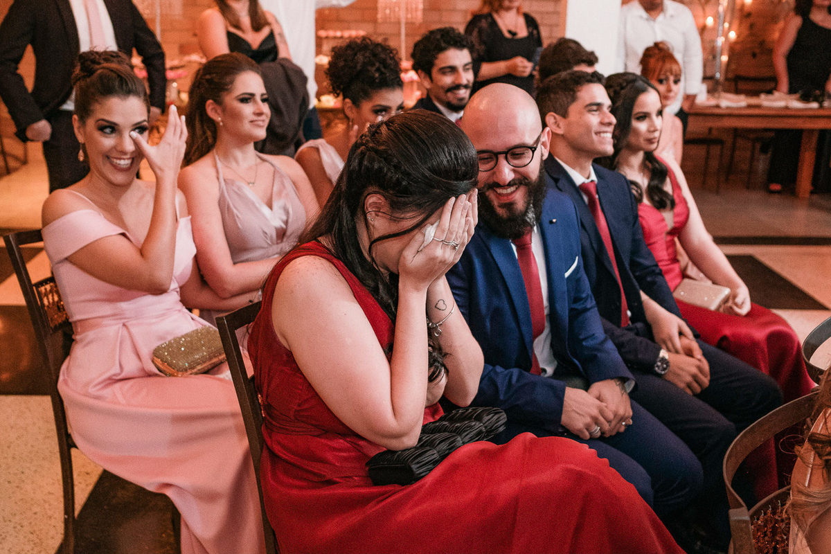 convidados se emocionam em cerimônia de casamento