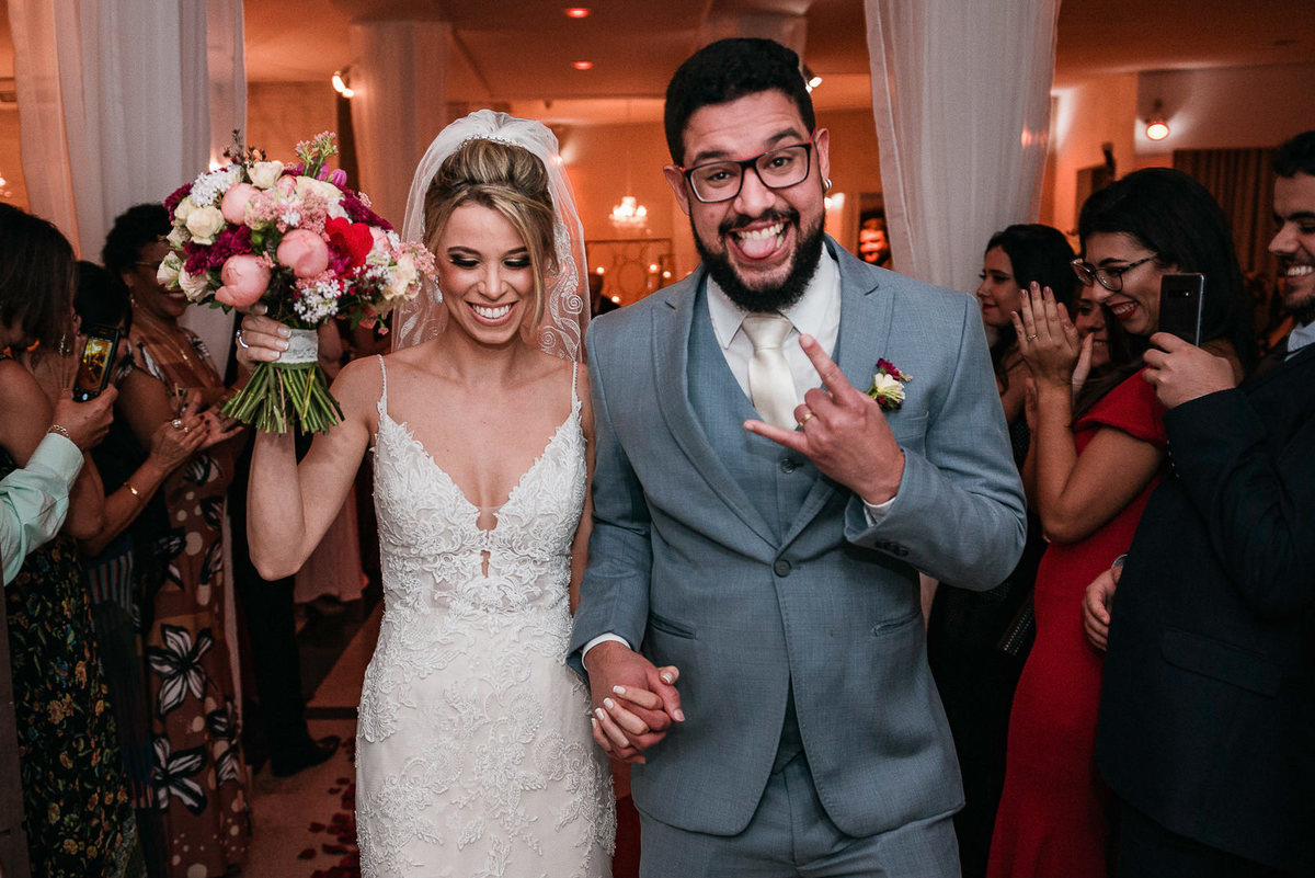 saída rock in roll dos noivos