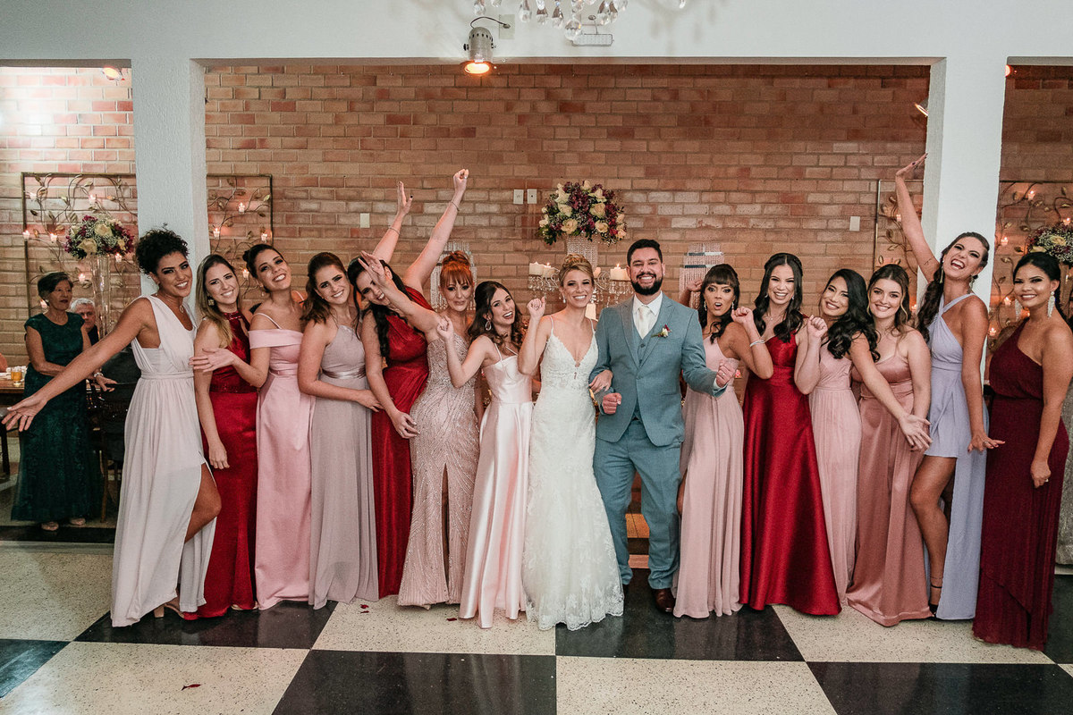 madrinhas em foto descontraída em erimônia de casamento buffet circus bh