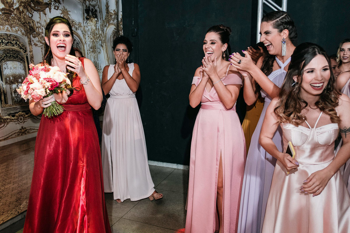 pedido de casamento surpresa durante o buque da noiva