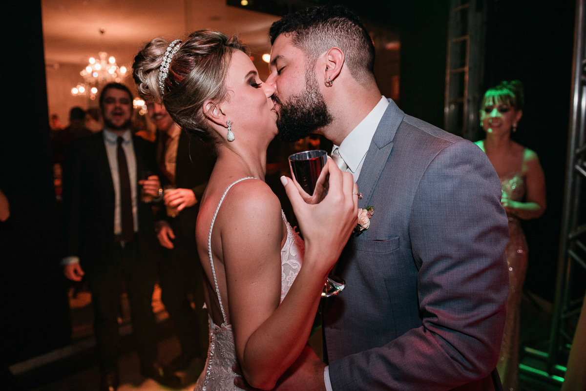 beijo dos noivos em festa de casamento