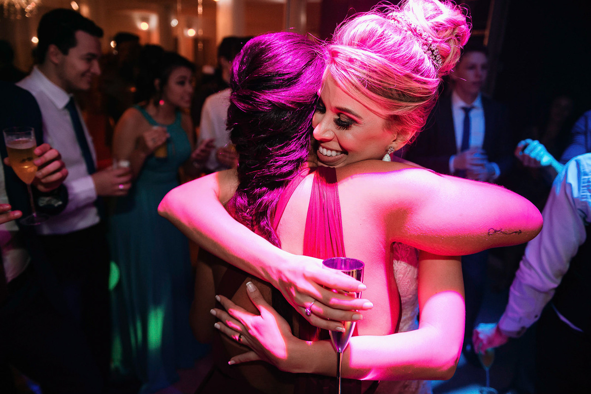 abraço da amiga em festa de casamento buffet circus