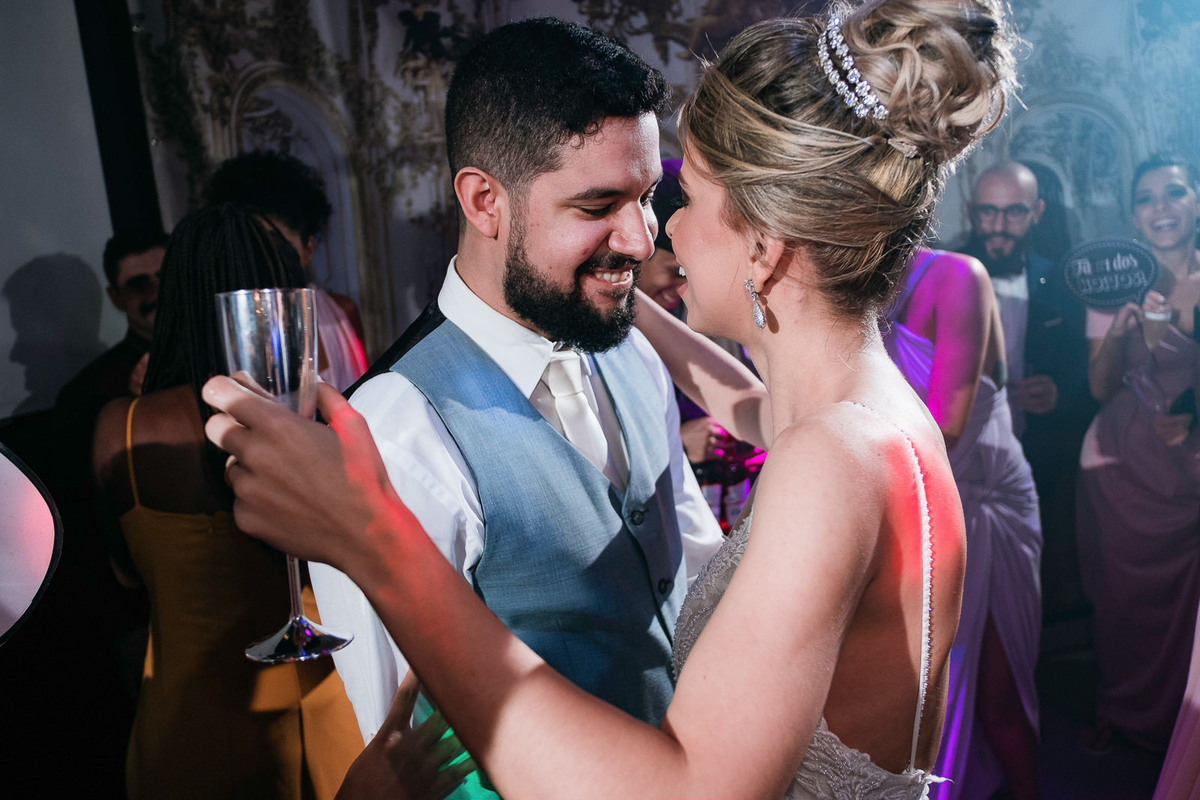 noivos apaixonados aproveitando sua festa de casamento no buffet cirus bh