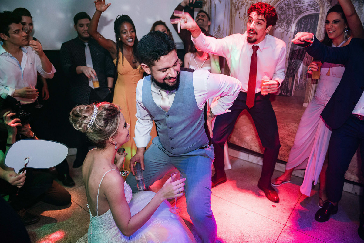noivo vai até o chão durante sua festa de casamento
