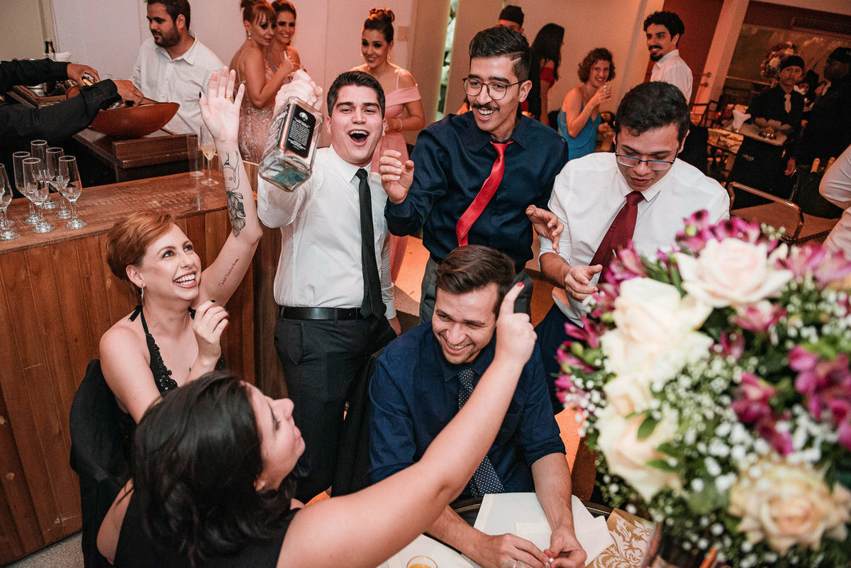 hora da gravata durante festa de casamento