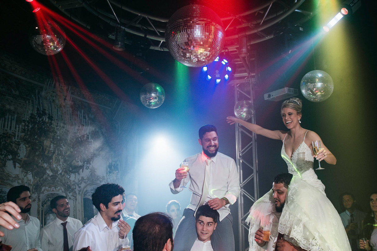 noivos se divertem em sua festa de casamento