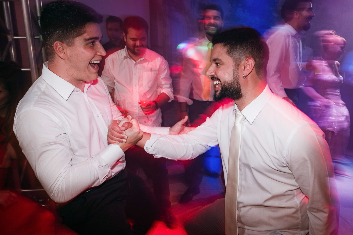 amigos do noivo em festa de casamento
