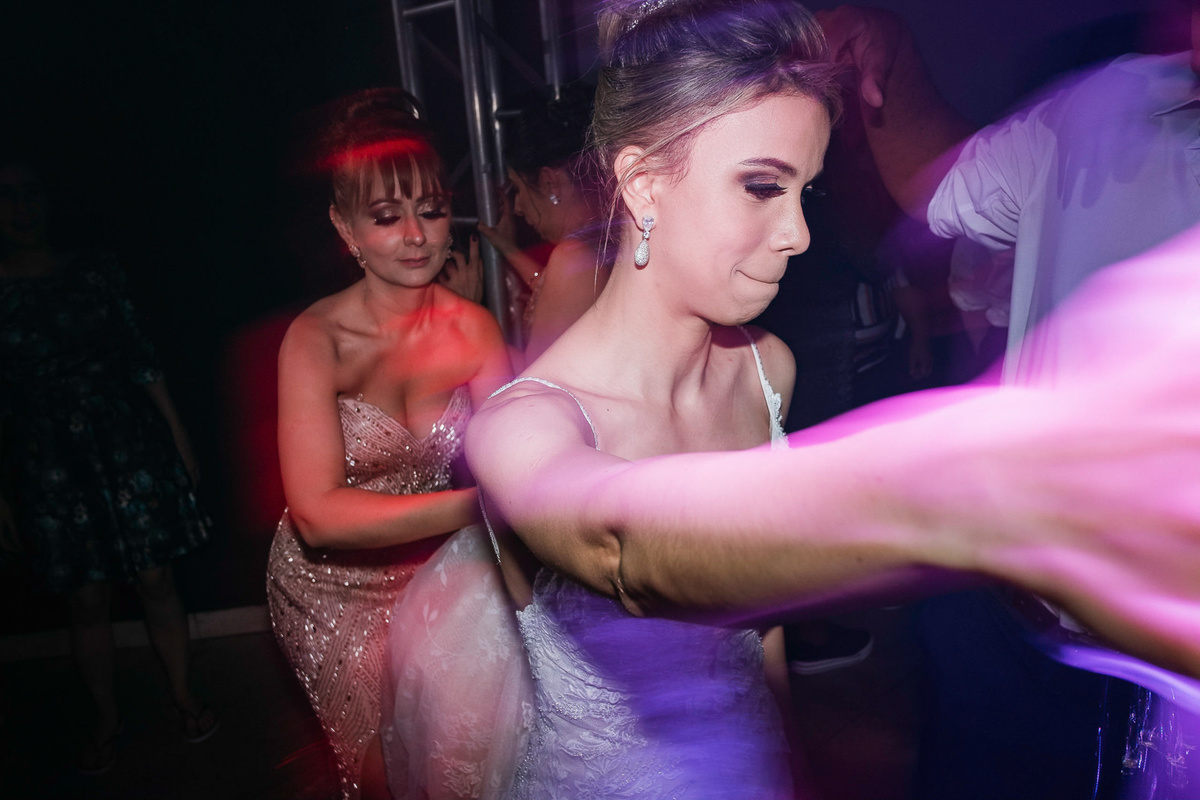 noiva aproveita sua festa de casamento