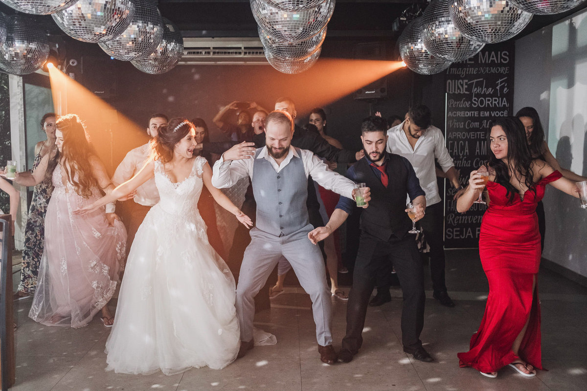 noivos dançando em sua festa de casamento no meyer eventos em belo horiozonte
