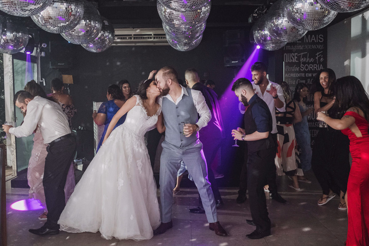 noivos se beijam em festa de casamento no meyer eventos 