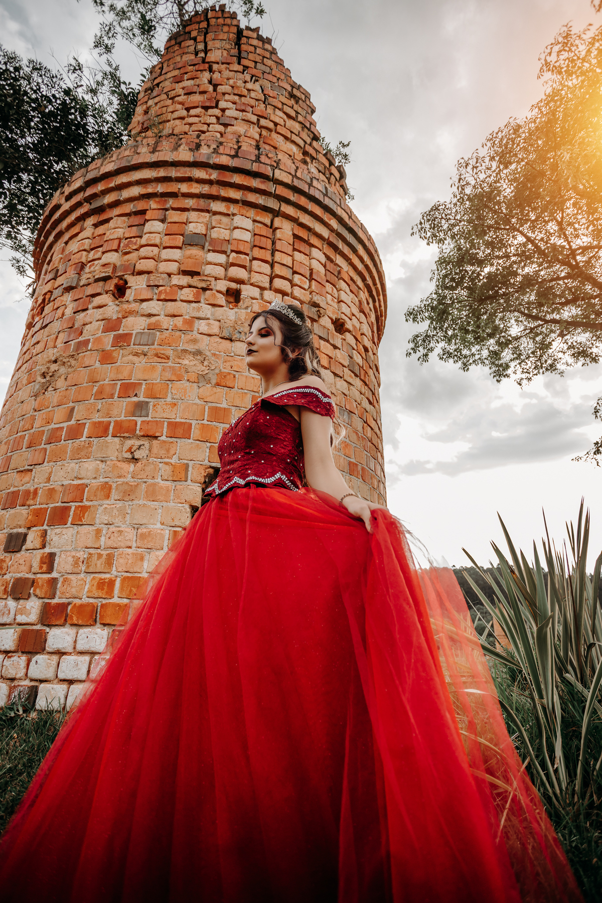 #15anosdebutante #15anos #fotografopontagrossa 
#fotosexternas #pontagrossa 
#fashionshoot #galeriadefotos #alefefotografia 
#debutantes2021 #potedetalentos #quinzeanos #q
#15anosfesta.
#Vestido15anos.
#Decoracao15anos.
#Maquiagem.
#Penteado.
#Book15anos.
