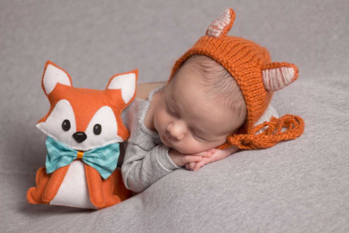 Benício em seu ensaio newborn pose no puff