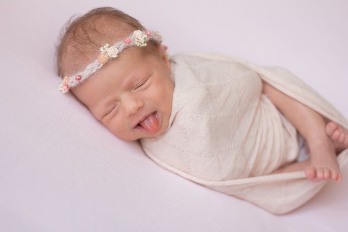 bebê fazendo careta