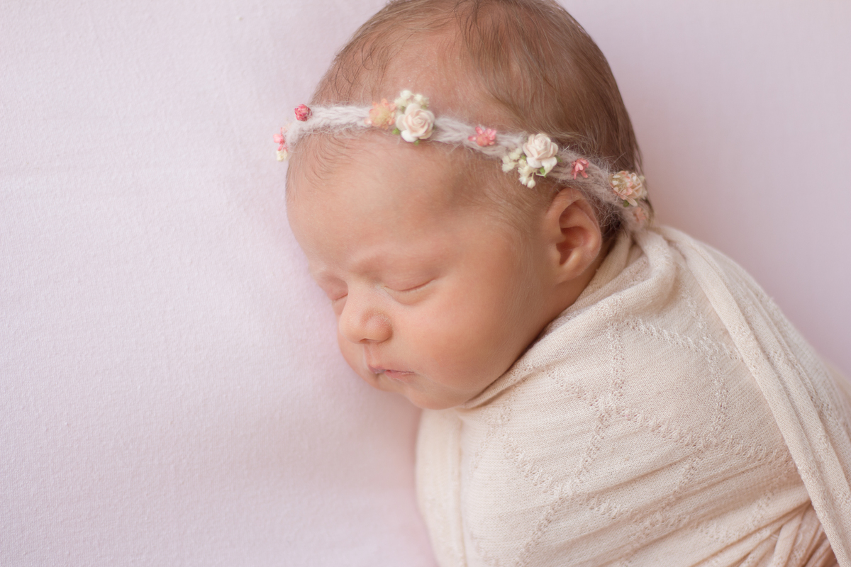 Ensaio fotográfico de bebê recém nascido na casa do cliente