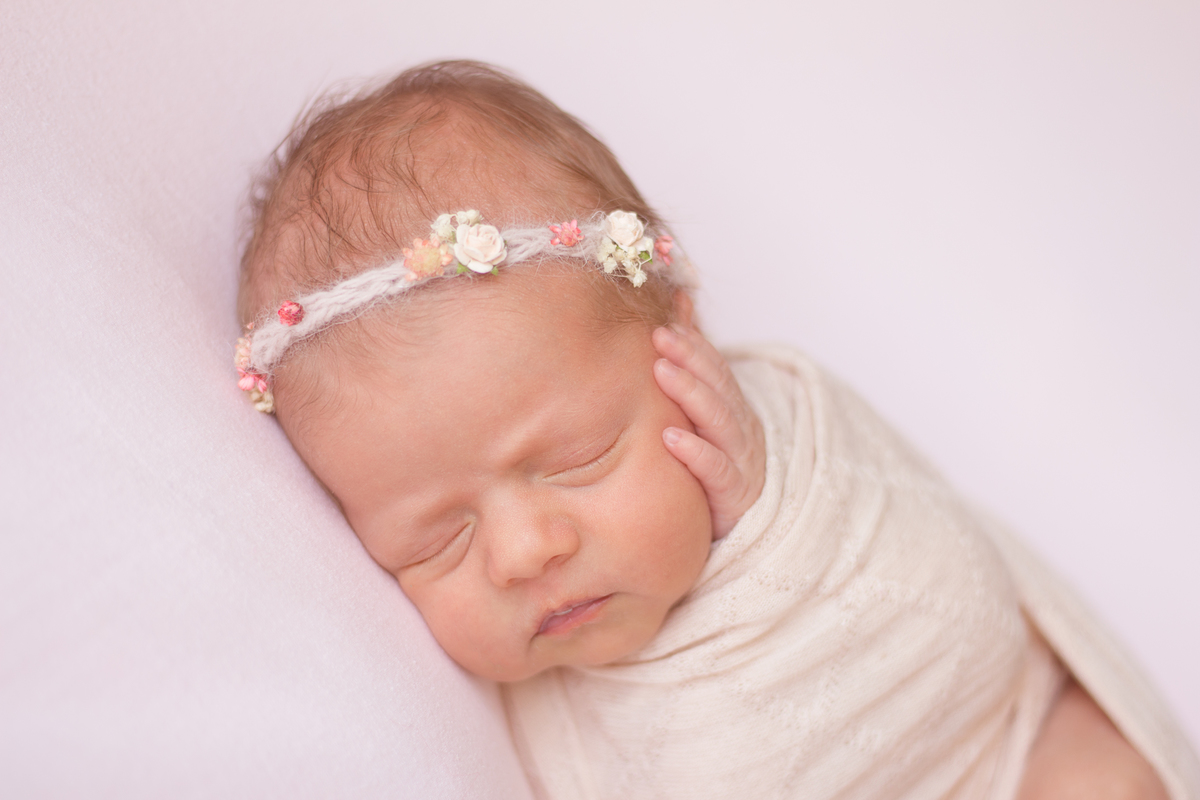 recém-nascido em ensaio fotográfico