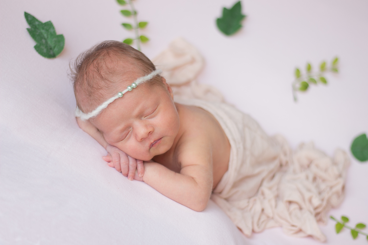 Pose do bracinho em ensaio de recém nascido