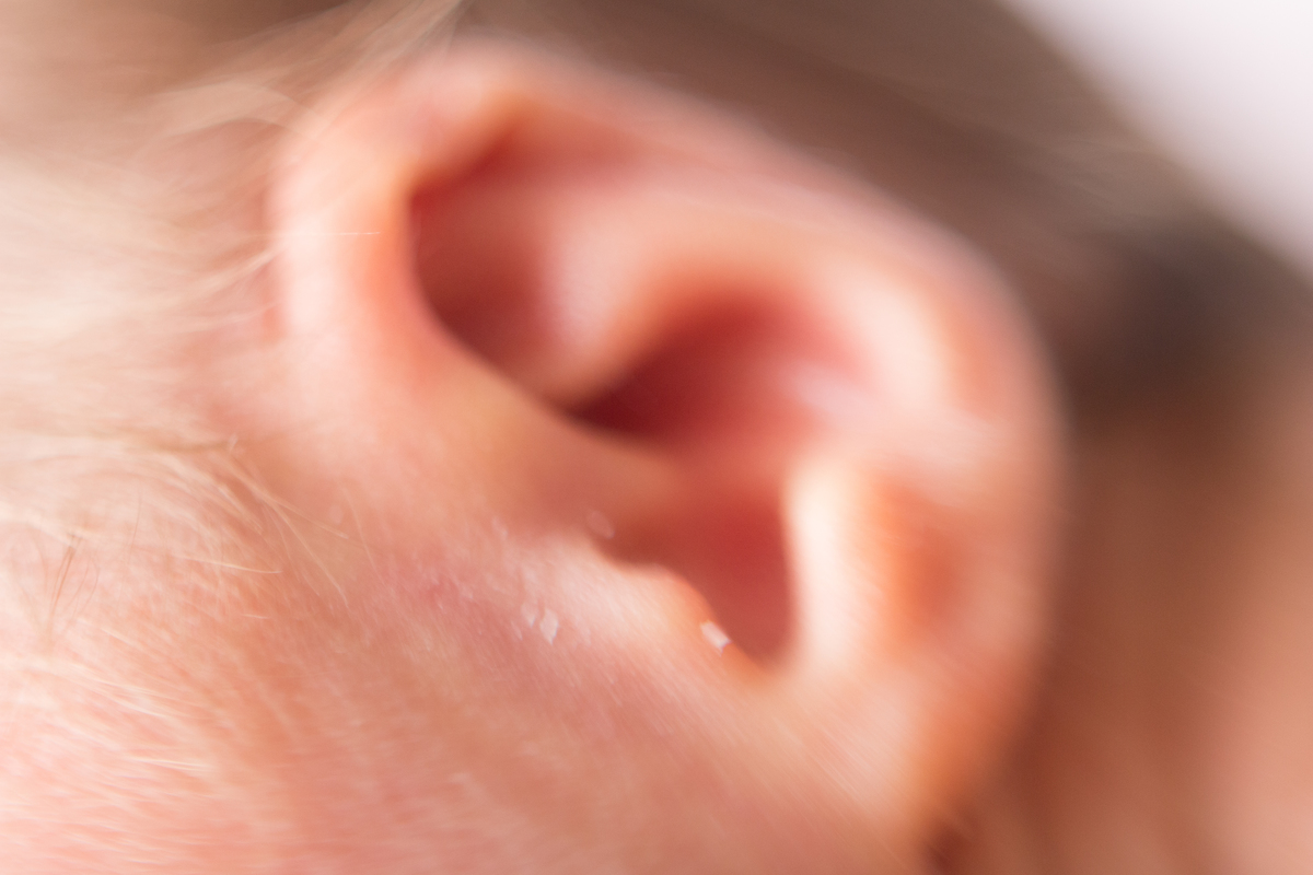 Foto de detalhe da orelha em ensaio newborn