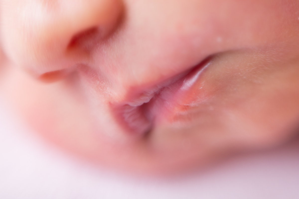 Foto de detalhe de nariz em ensaio newborn