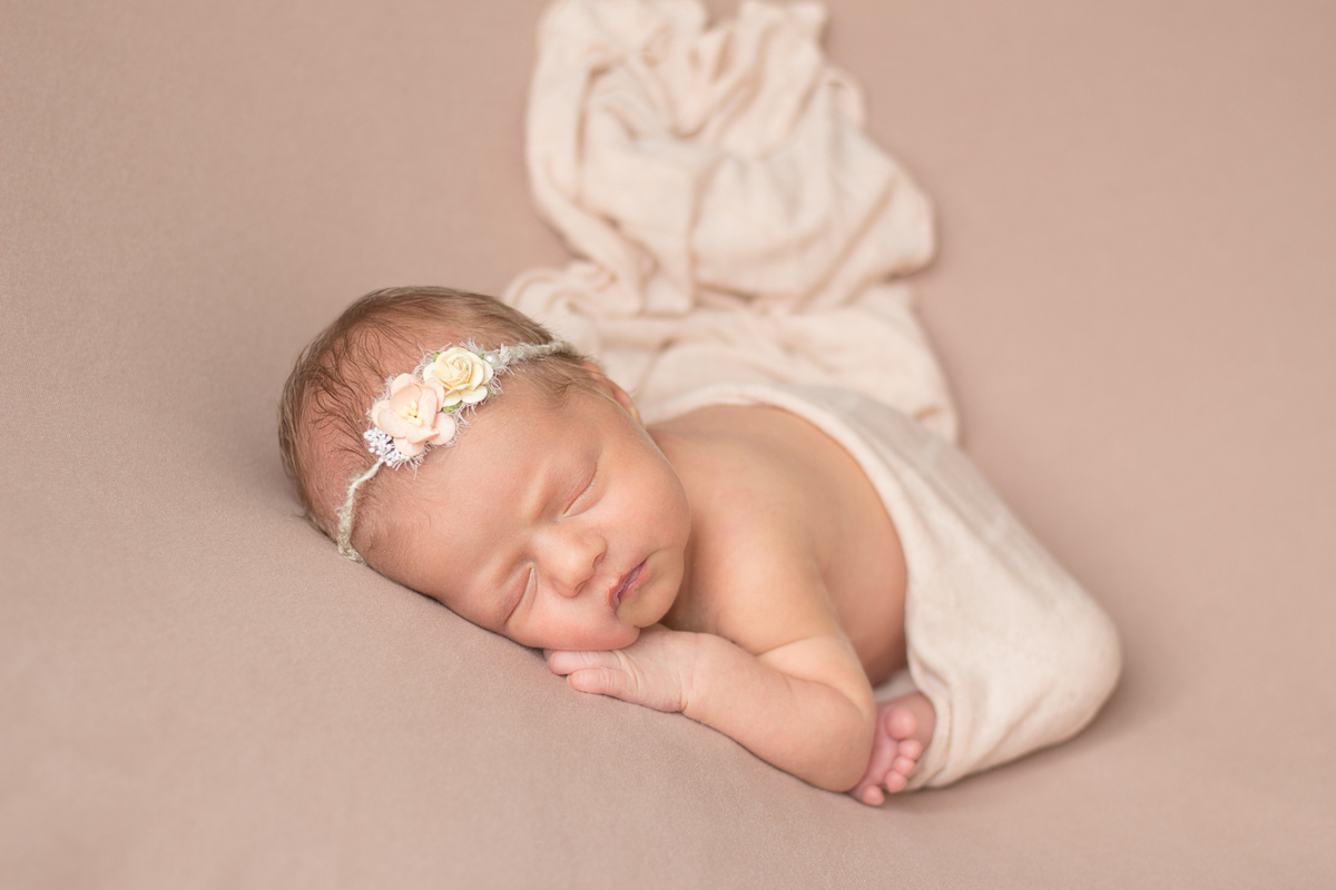 Bebê domindo tranquila em ensaio newborn 