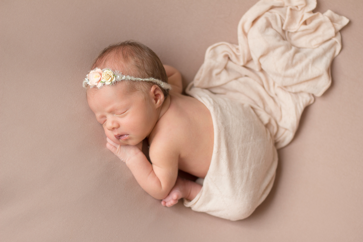 Foto de perfil de ensaio newborn realizado à domicílio