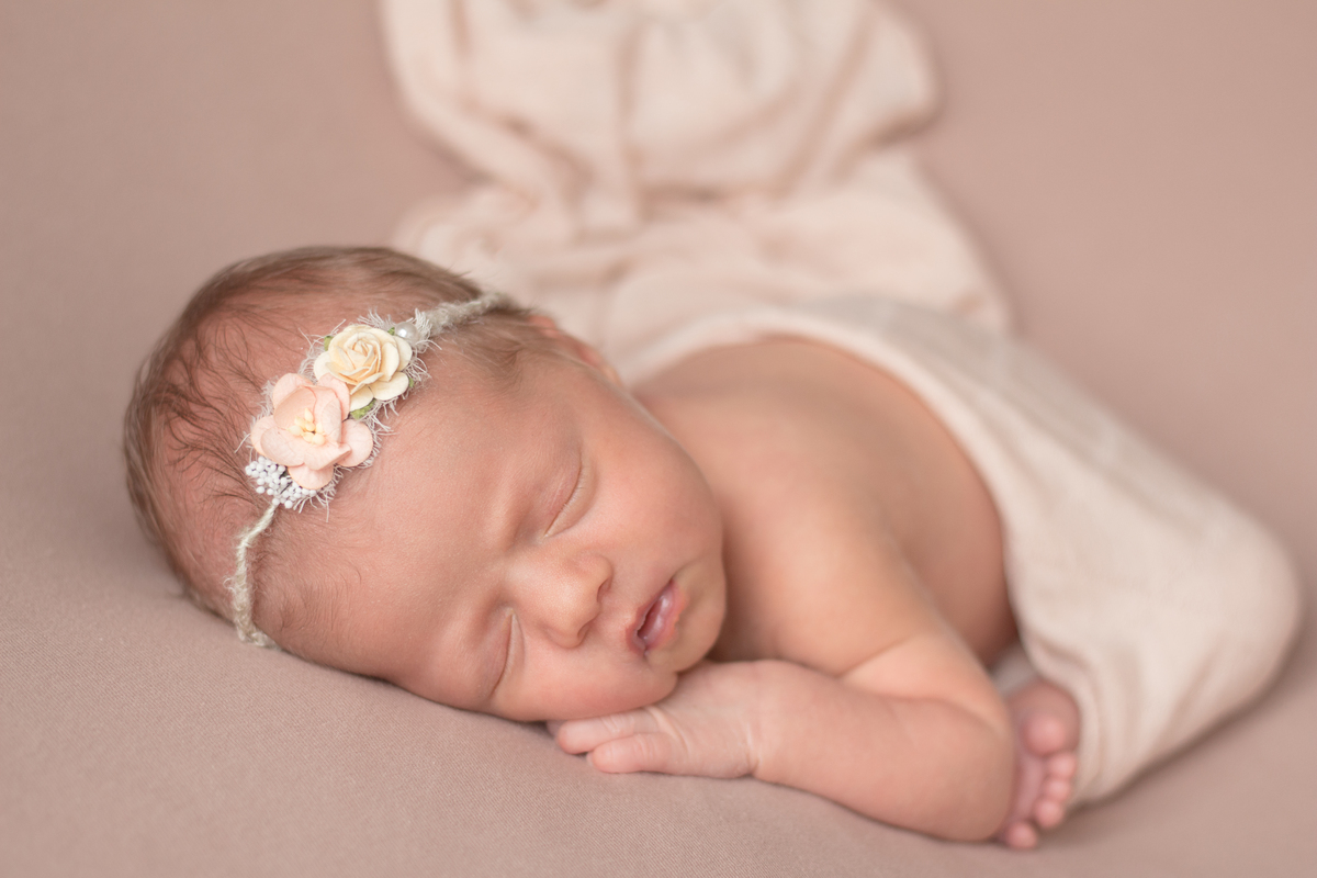 Pose do Coala em ensaio Newborn realizado na casa do cliente